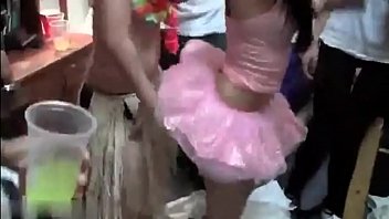Studenten neuken in gangbang op een cosplay seksfeestje