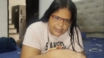 Me quedo solo con el gran culo de mi hijastra mientras habla con su novio, le chupo el culo y termino cogiéndola y acabando en su gran coño